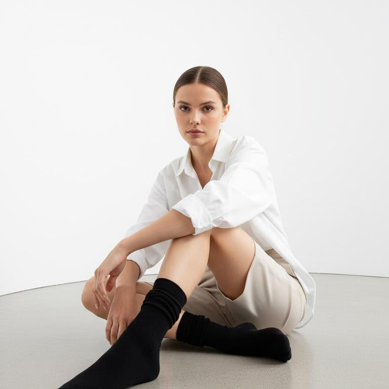Chaussettes Premium Soft Touch en Coton Pur - Noir vue de côté — Yuko B.