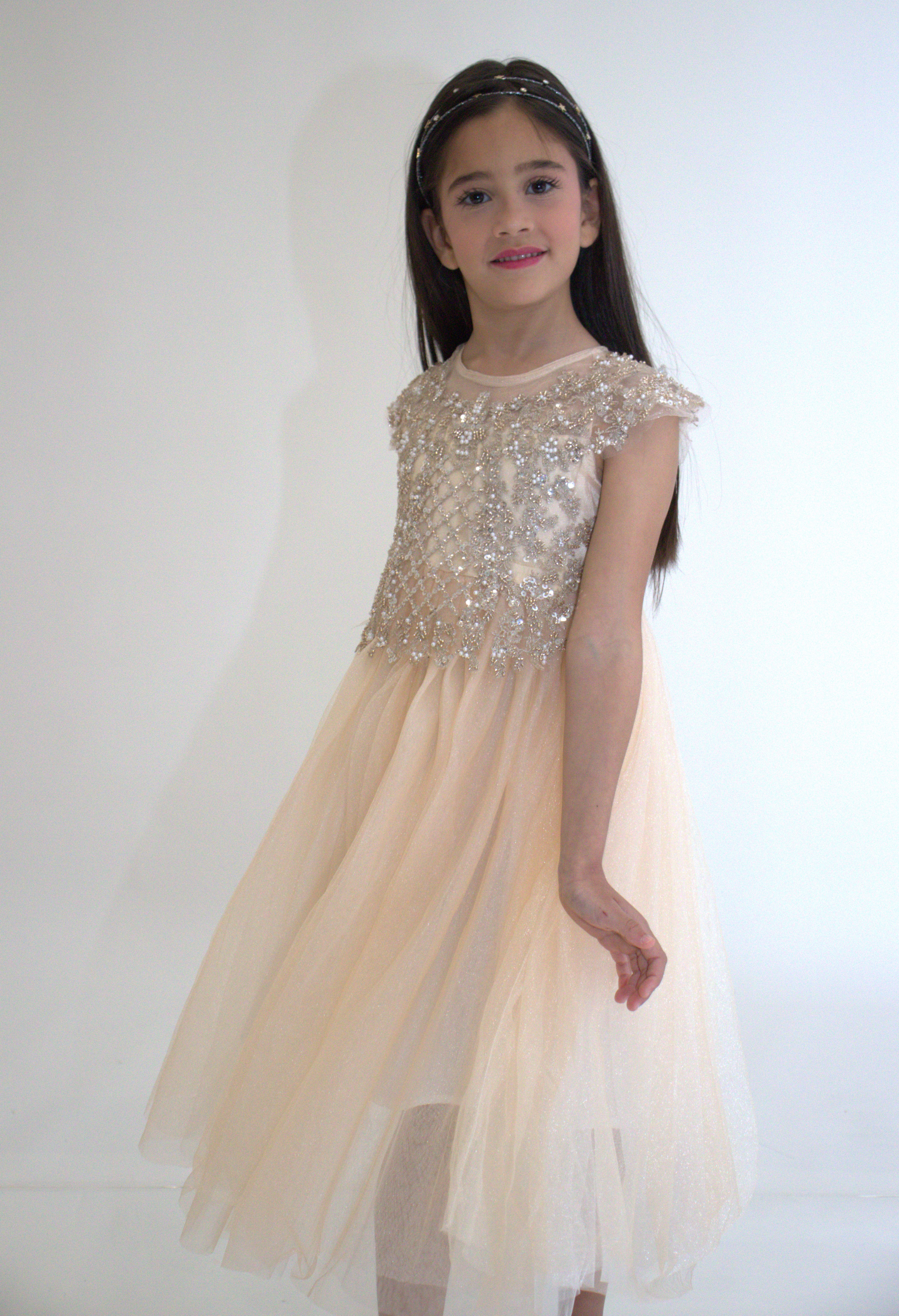 Robe de cérémonie ANABELLA - Pêche -Taille: 130 cm (4/5 ans) vue de côté — Yuko B.