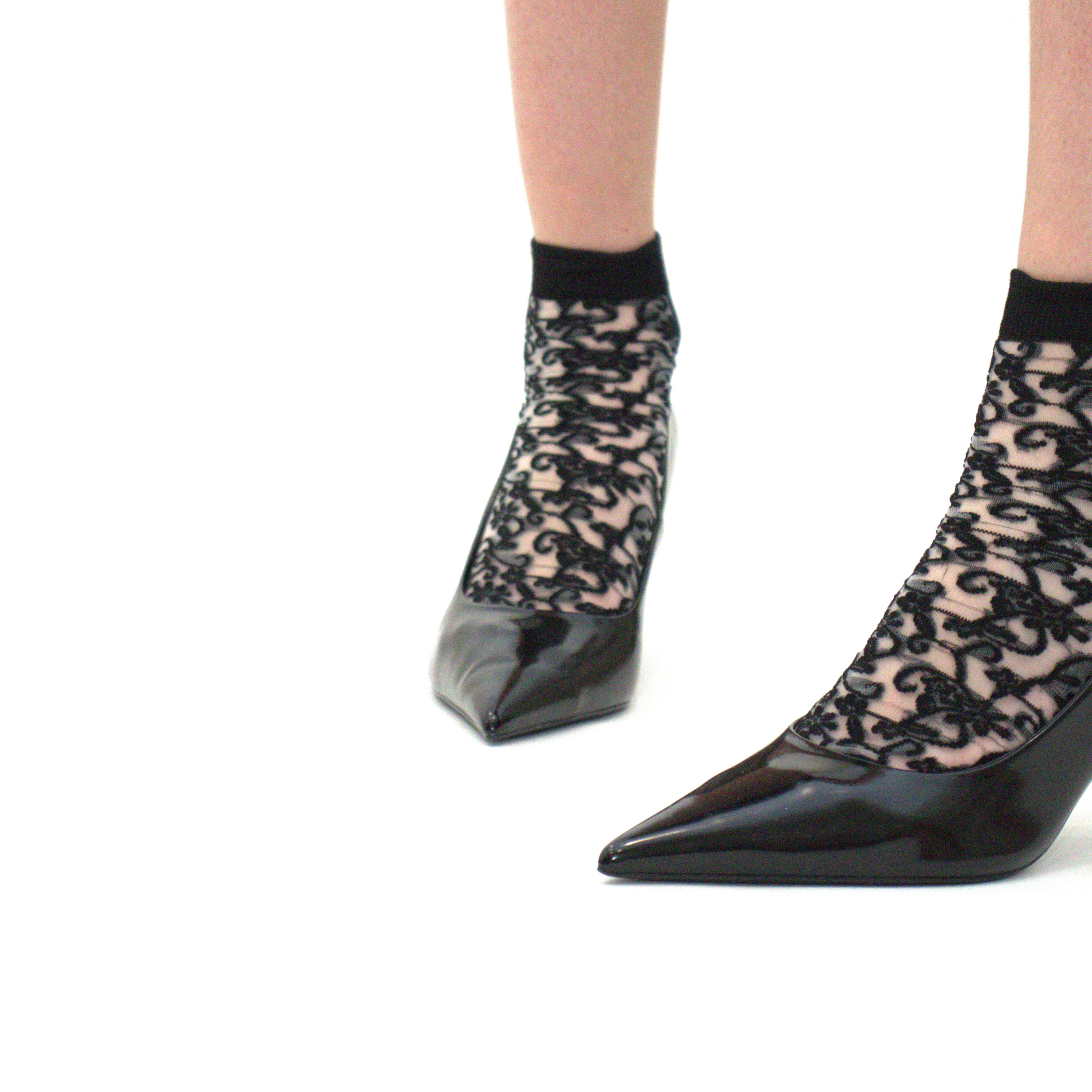 Bella - La chaussette femme en voile ultra-résistant - Version Chaussettes haute vue de face — Yuko B.