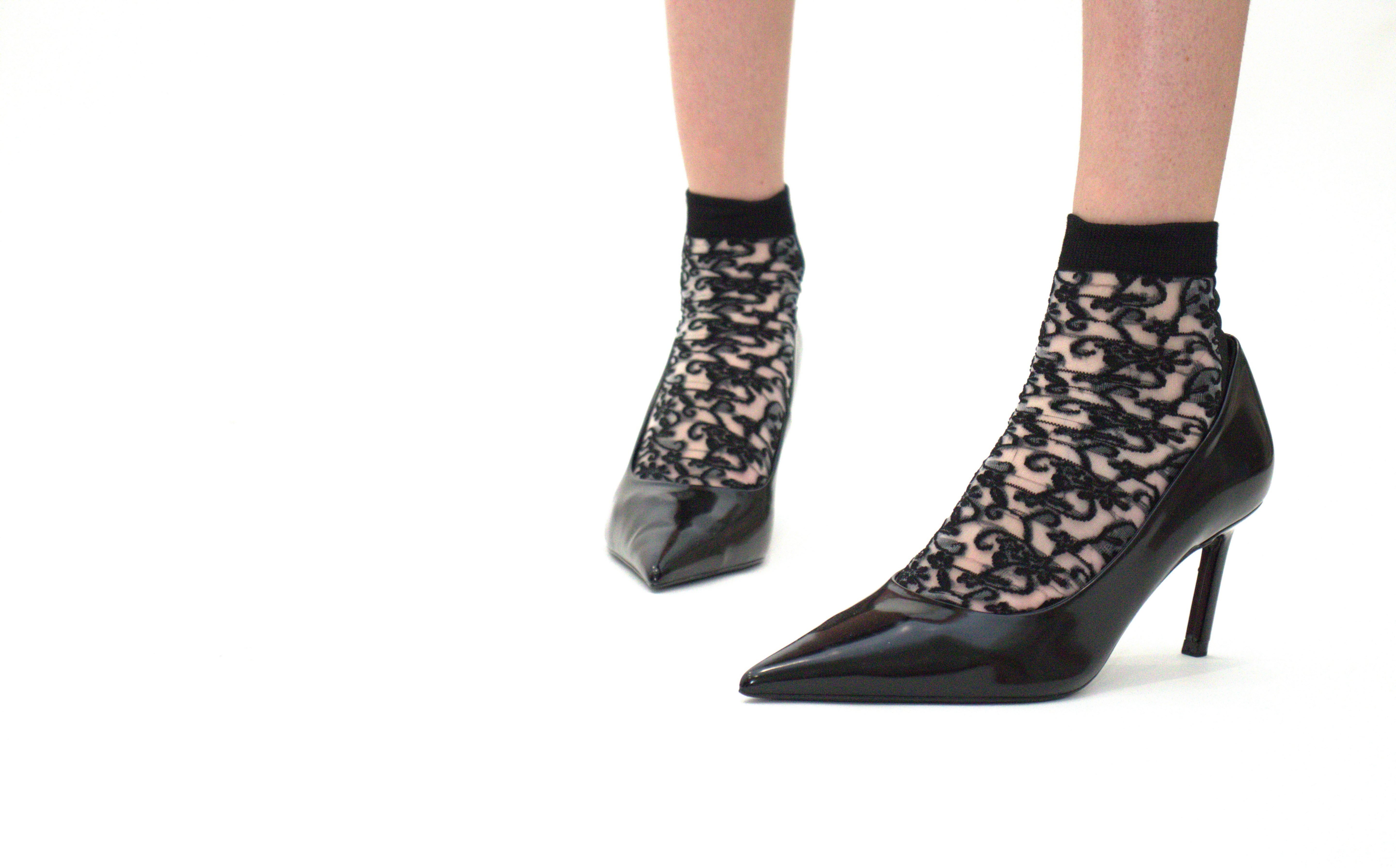 Bella - La chaussette femme en voile ultra-résistant - Version Chaussettes haute vue de face — Yuko B.