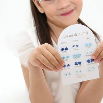 Ensemble de 12 paires de boucles d'oreilles en céramique Sans Nickel - Un An de Poésie Bleue - Yuko B.