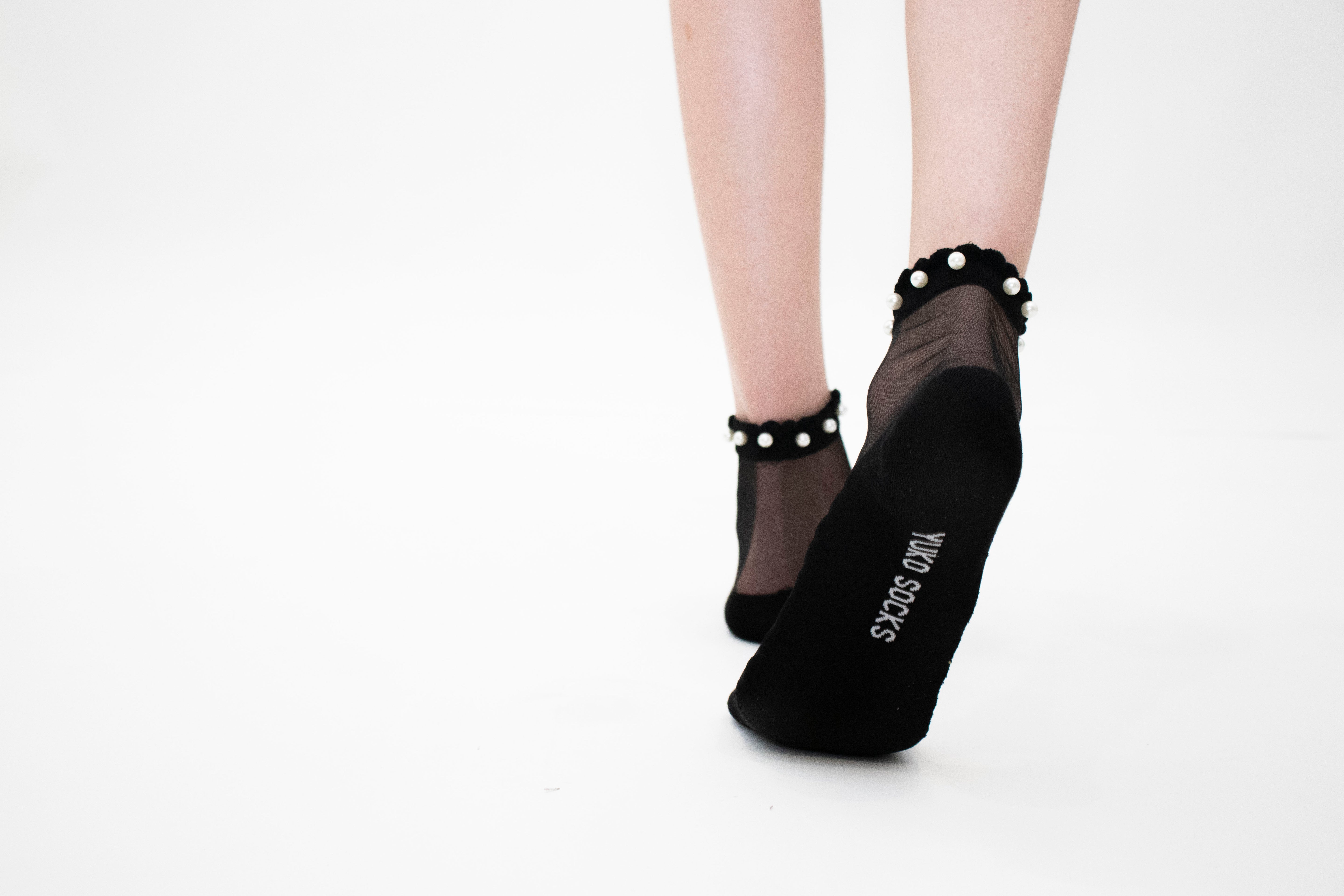 Perla - La chaussette en voile resistant ornée de perles délicates — accessoire enfant Yuko B.