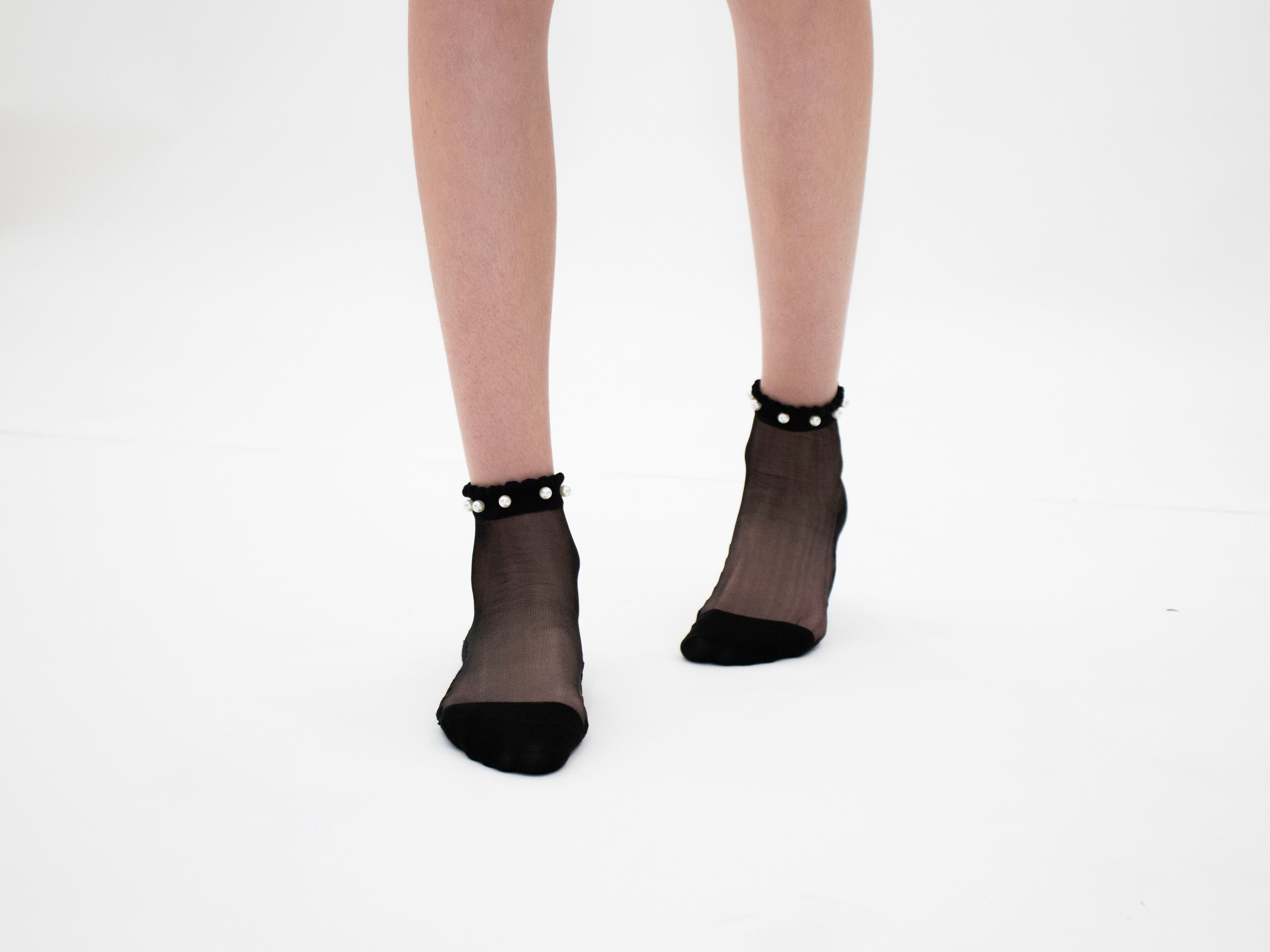 Perla - La chaussette en voile resistant ornée de perles délicates — accessoire enfant Yuko B.