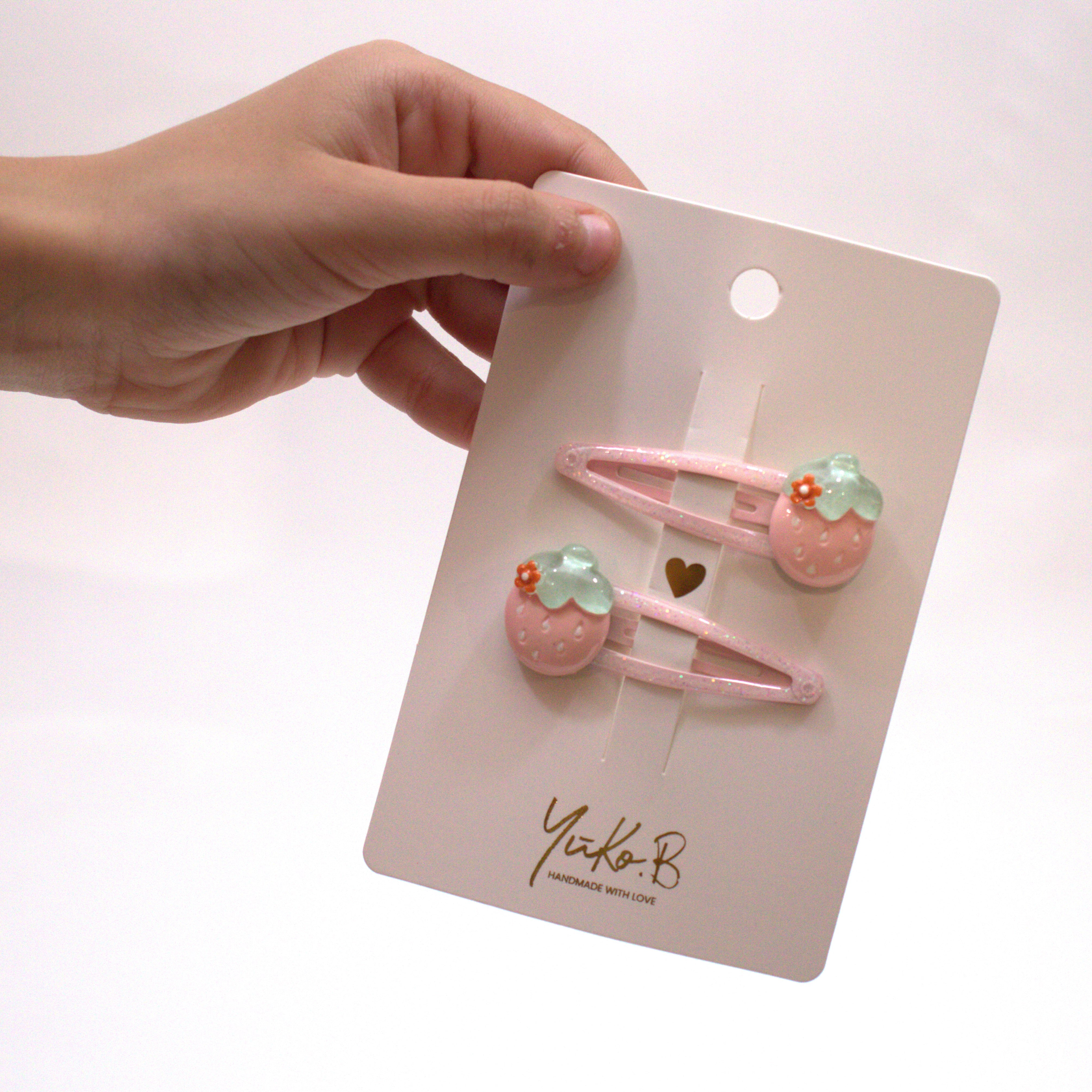 Barrettes Strawberries - Jolies fraises zoom matière — Yuko B.
