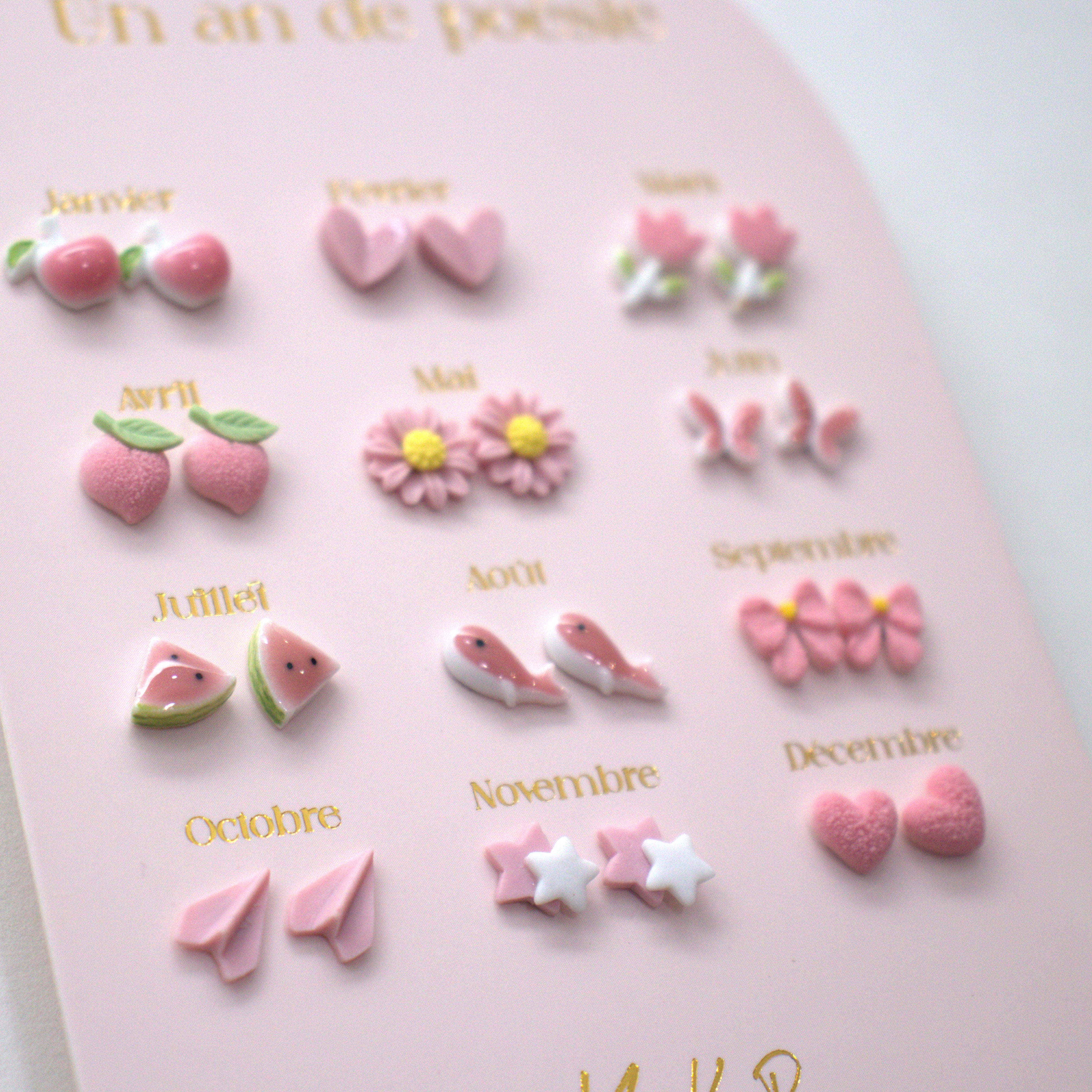Ensemble de 12 paires de boucles d'oreilles en céramique - Un An de Poésie rose - Yuko B.