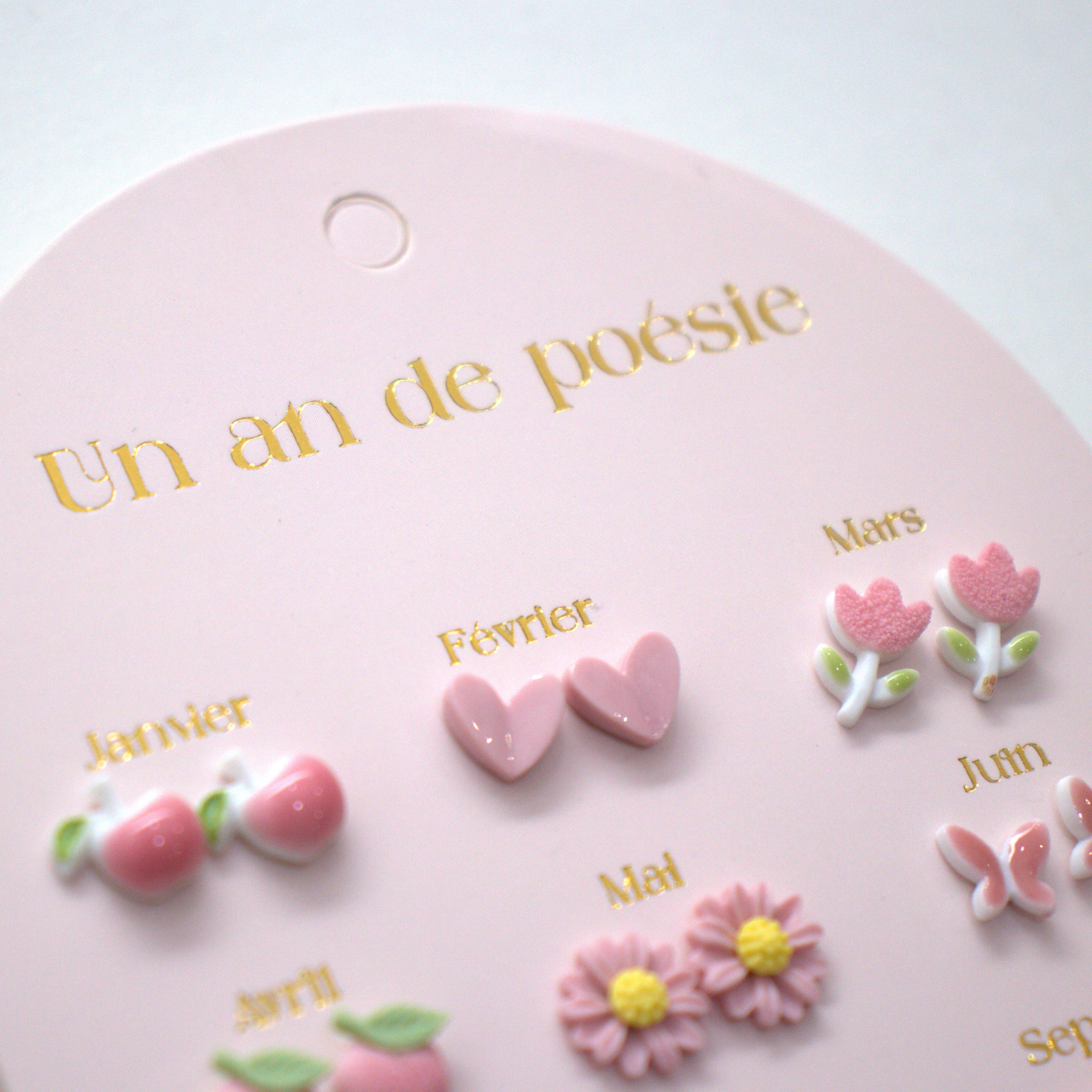 Ensemble de 12 paires de boucles d'oreilles en céramique - Un An de Poésie rose - Yuko B.