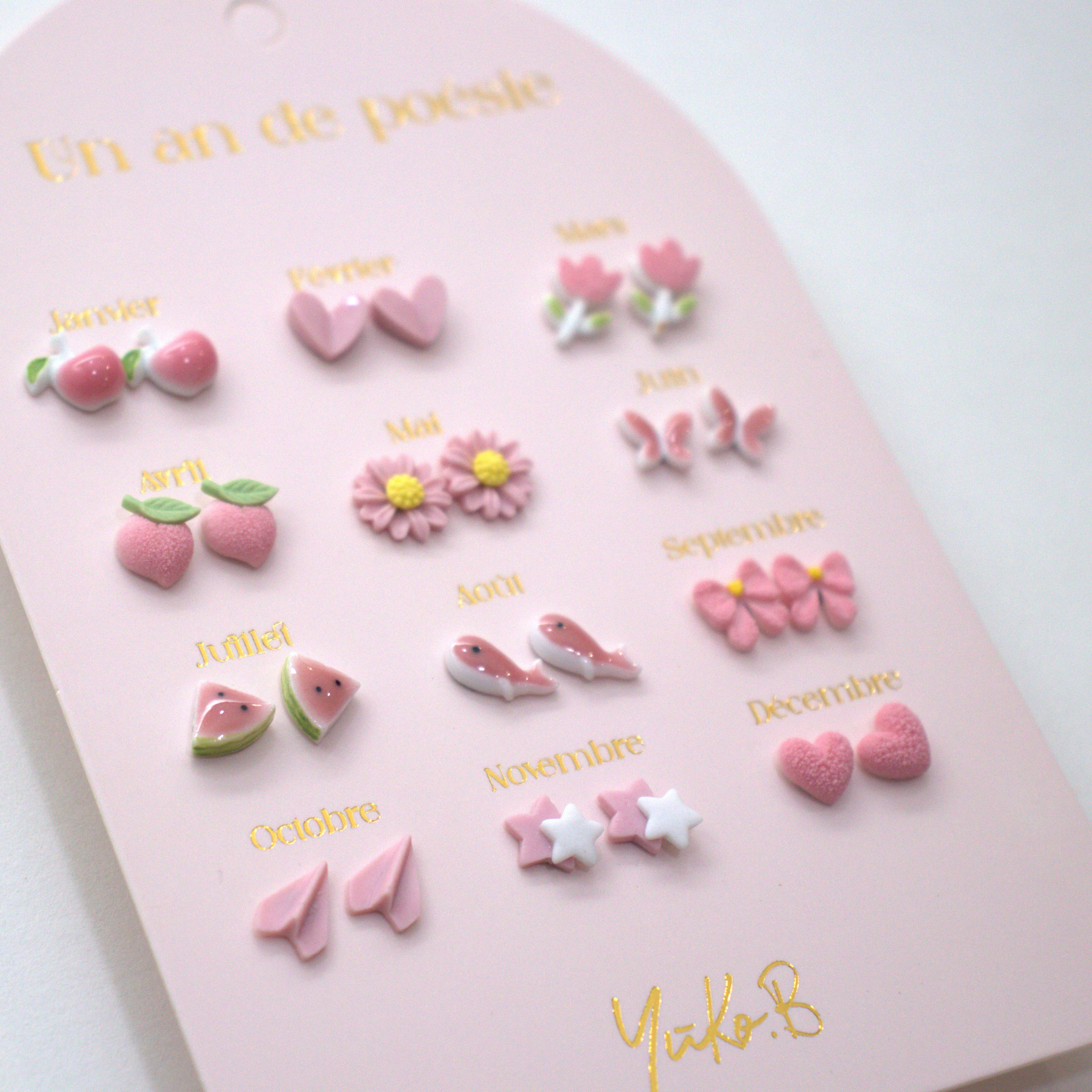 Ensemble de 12 paires de boucles d'oreilles en céramique - Un An de Poésie rose - Yuko B.