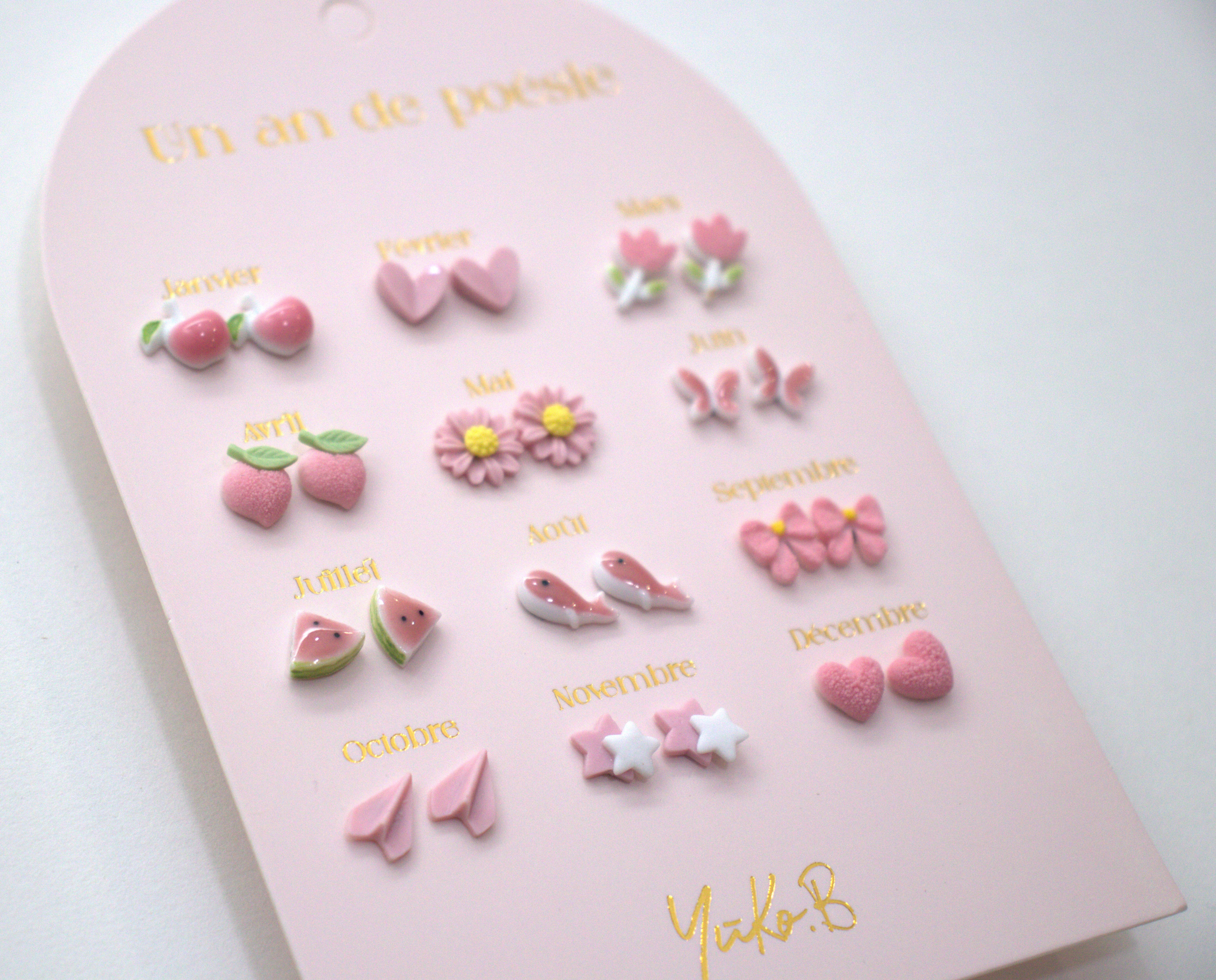 Ensemble de 12 paires de boucles d'oreilles en céramique - Un An de Poésie rose - Yuko B.
