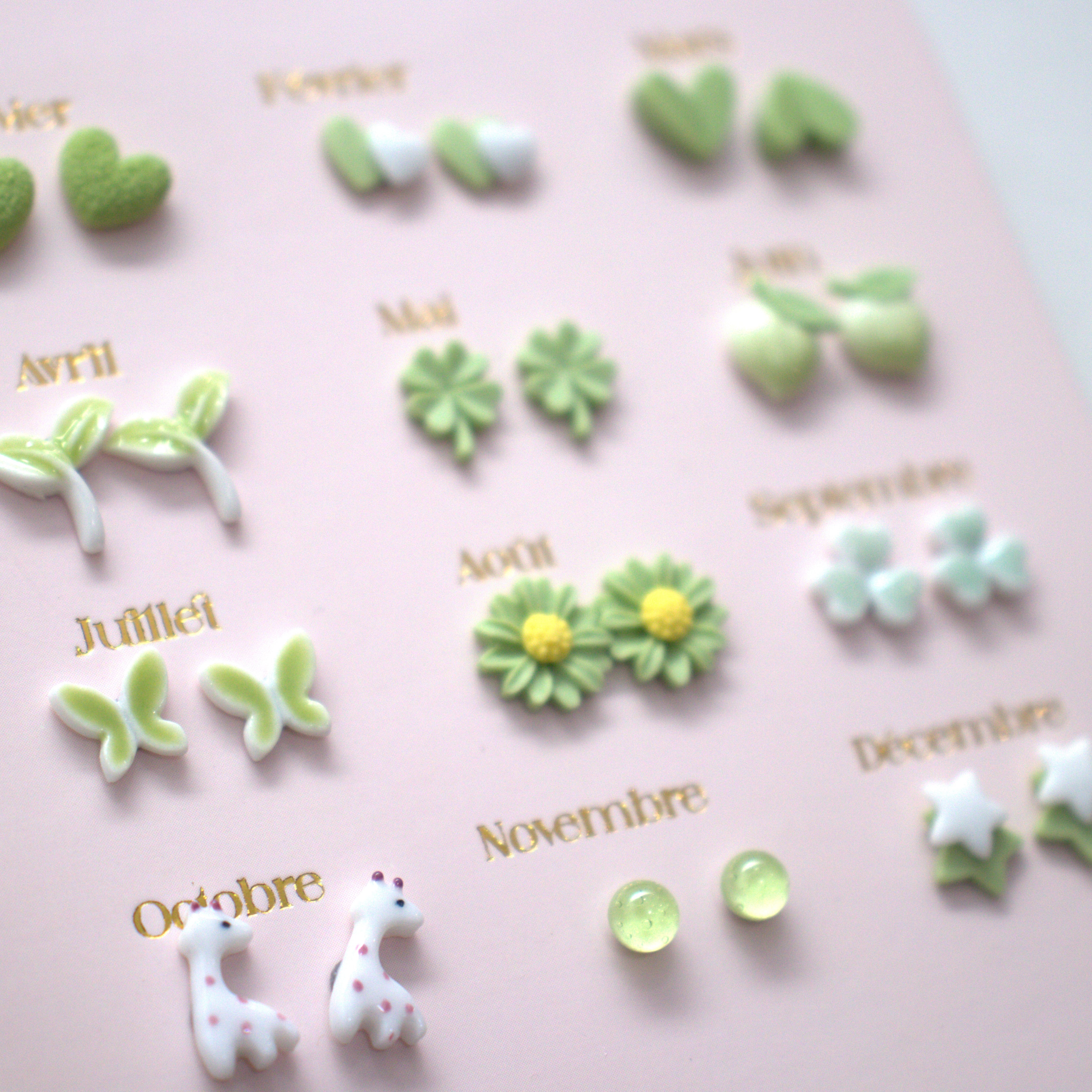Ensemble de 12 paires de boucles d'oreilles en céramique Sans Nickel - Un An de Poésie Verte - Yuko B.