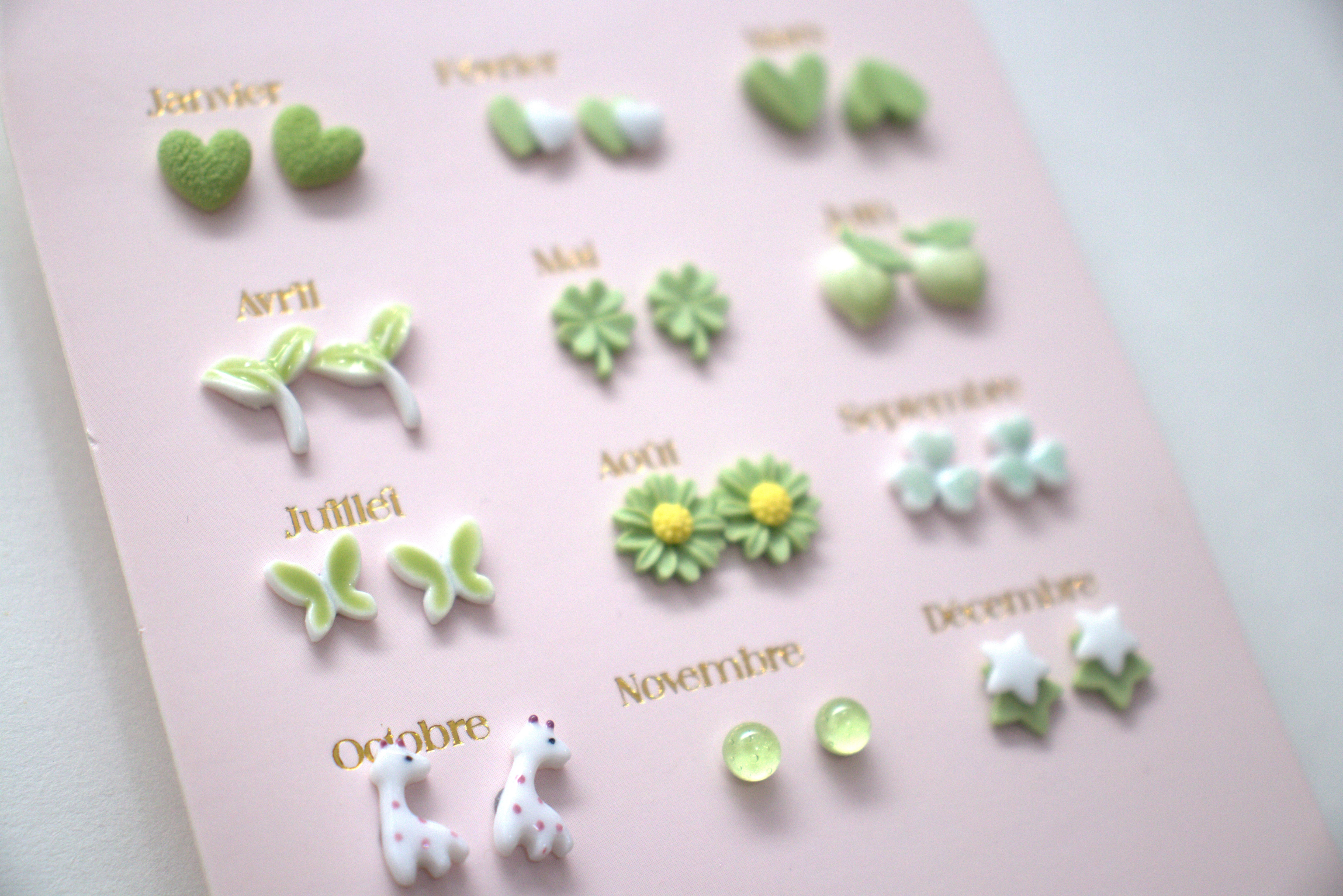 Ensemble de 12 paires de boucles d'oreilles en céramique Sans Nickel - Un An de Poésie Verte - Yuko B.