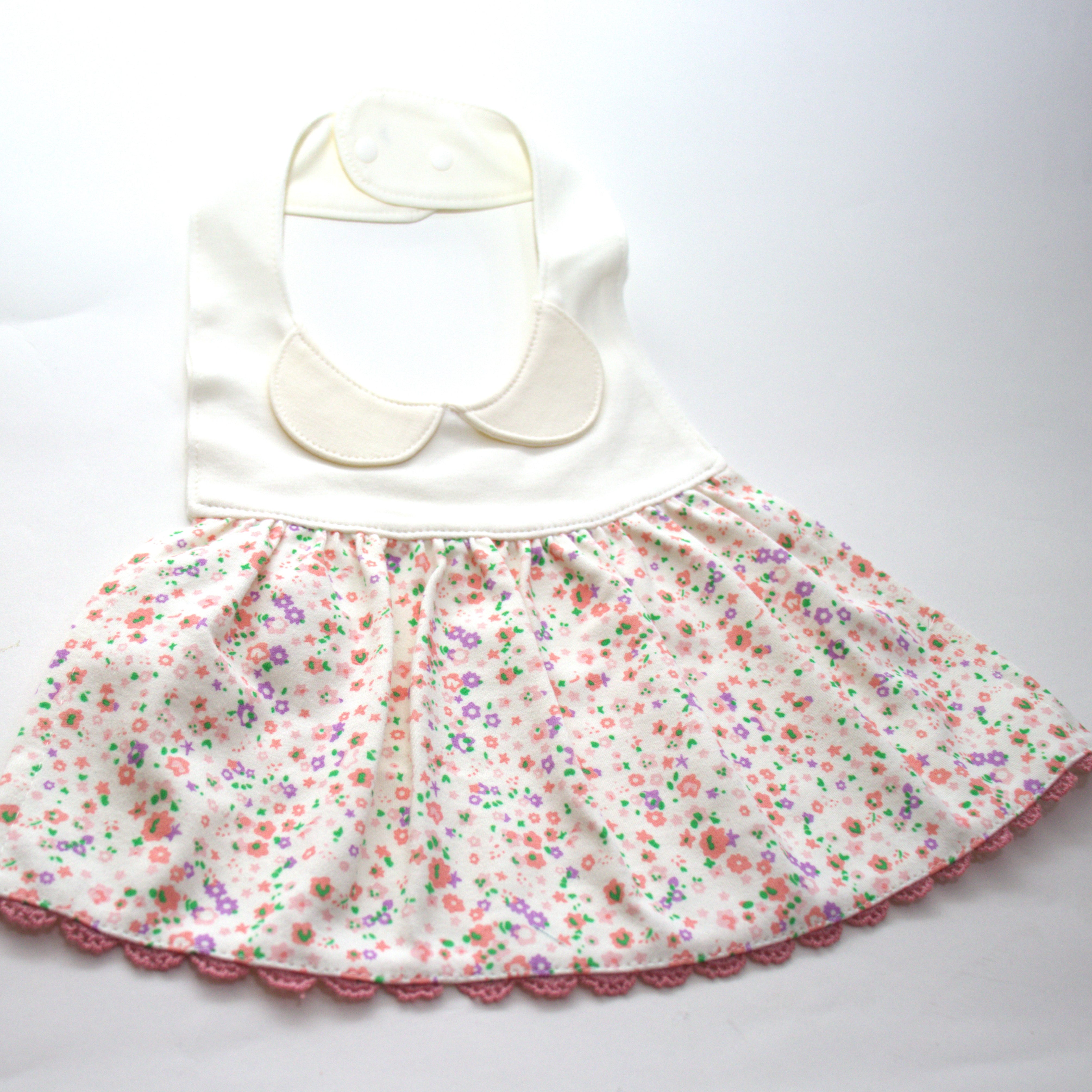 Bavoir en forme de petite robe - Olivia - Yuko B.