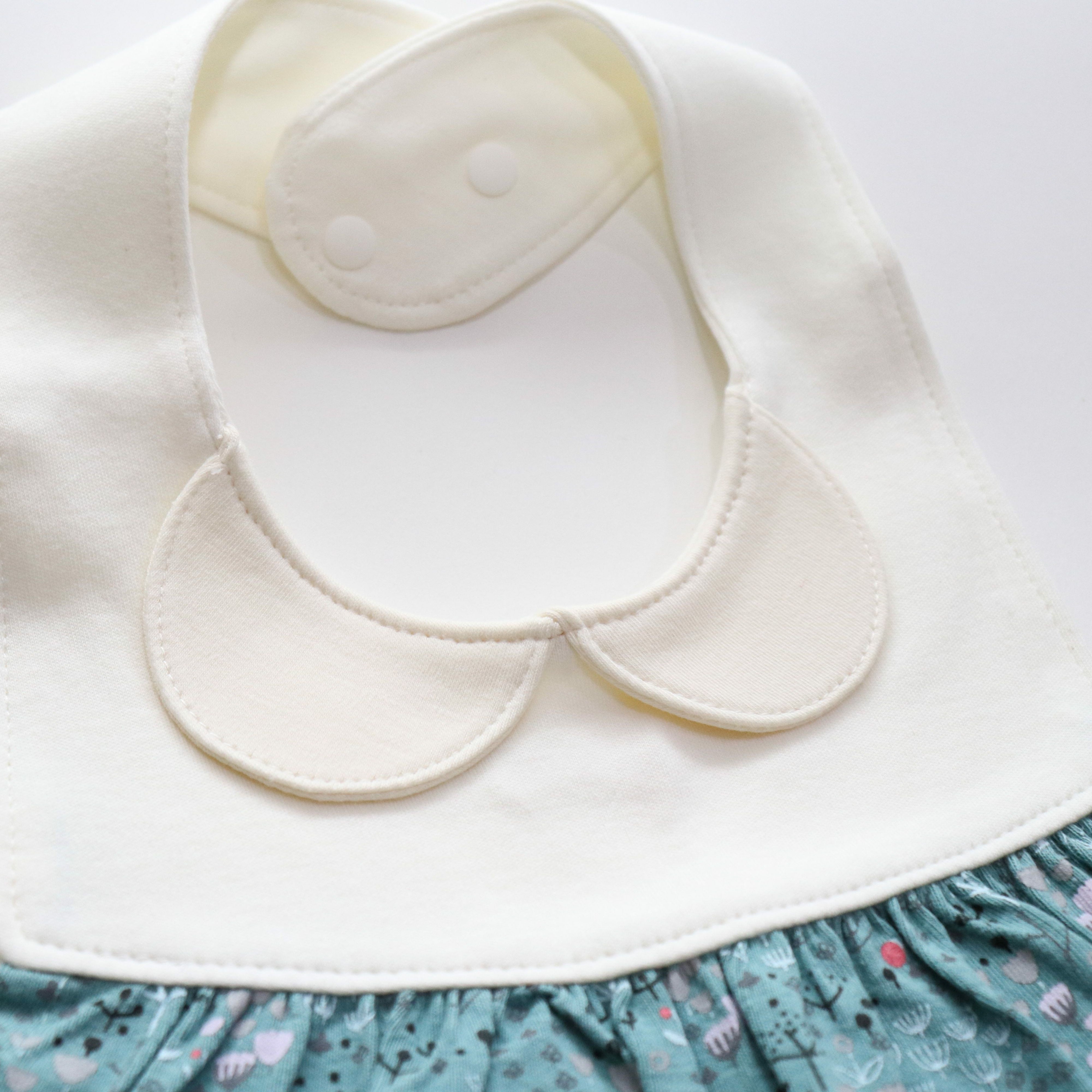 Bavoir en forme de petite robe pour bébé - Anna - Yuko B.