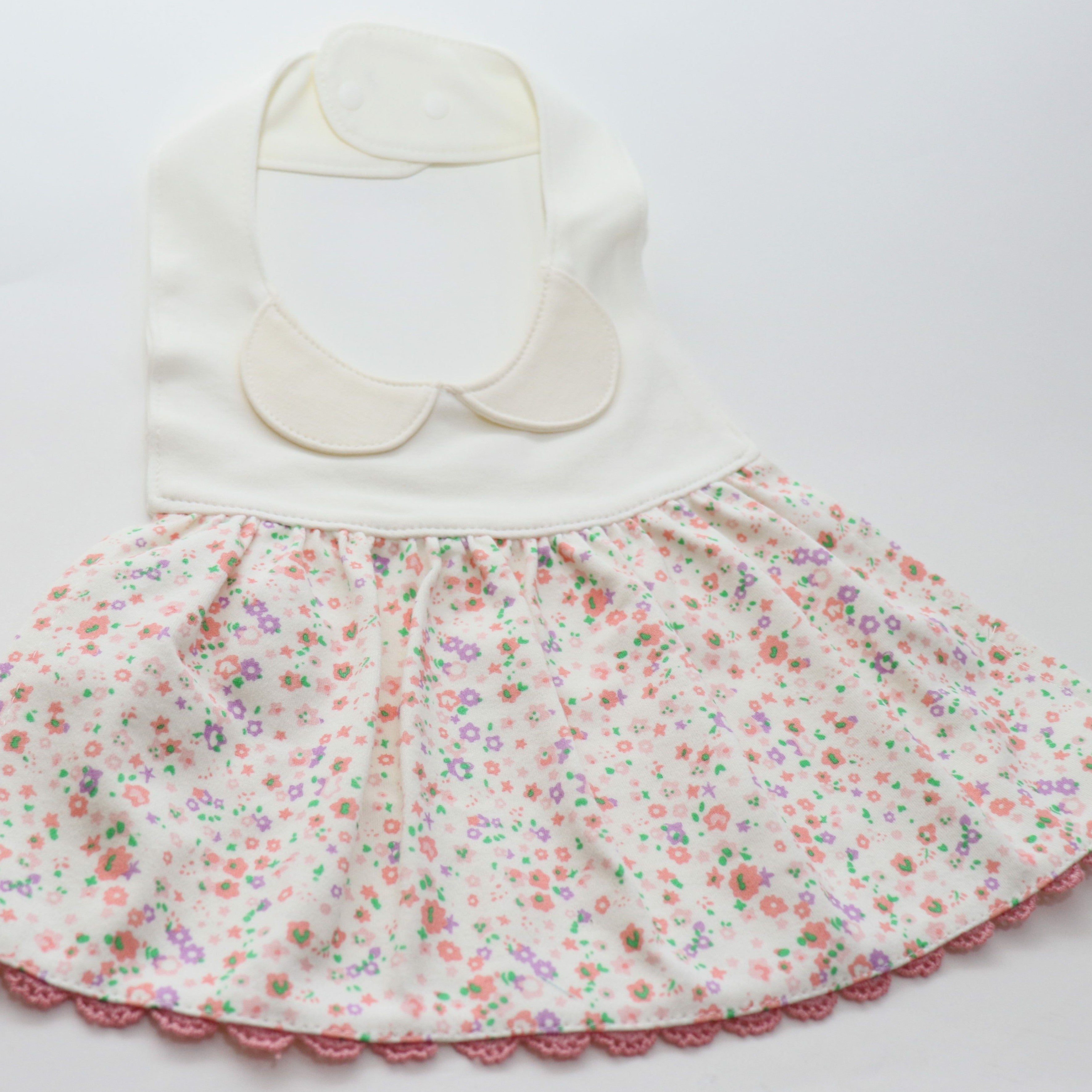 Bavoir en forme de petite robe - Olivia - Yuko B.