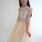 Robe de cérémonie ANABELLA - Pêche -Taille: 130 cm (4/5 ans) vue de face — Yuko B.