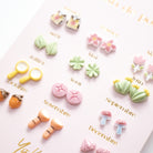 Boucles d'oreilles - Un an de Poésie Petites Exploratrices vue de côté — Yuko B.